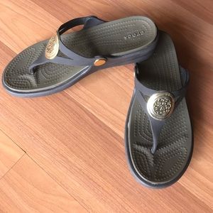 Croc slipper like new size 5